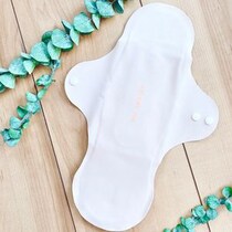 生理の日を“着け⼼地ゼロ”で快適に。全く新しいタイプの布製吸水パットって？