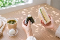 ダイエット中、コンビニならおにぎり？サンドイッチ？“選び方”のポイント