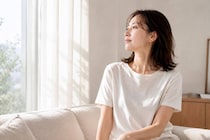 なんだか疲れて見える…。40代以降に見直したい“顔まわり”の整え方