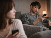 スルーしちゃいけません。浮気している男性がする「不自然な行動」