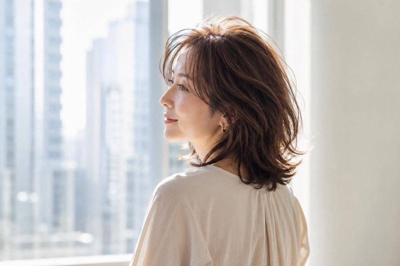 トップがペタッとすると…。40代以降に見直したい“髪のボリューム感”