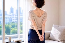 痩せにくさの原因は背中にあるかも。座ったままできる“肩甲骨リセット習慣”