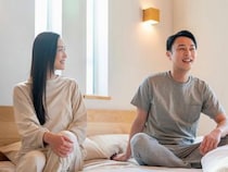 声のトーンが優しい…。男性が本命女性との会話中に見せる「好きサイン」