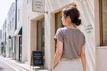 その“まとめ髪”がおば見えの原因かも。40代・50代が見直したい“後頭部シルエット”