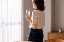 ダイエット中の水分補給は“意識的に”or“喉が渇いたら”？体が整いやすいのはどっち？