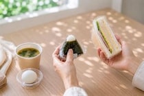 ダイエット中、コンビニならおにぎり？サンドイッチ？“選び方”のポイント