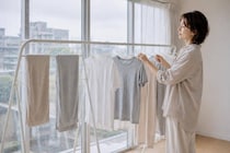 部屋干し臭が消えない…。梅雨の時期の洗濯で見直したい３つのポイント