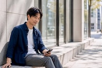 急に連絡が増えた？男性が“もっとつながっていたい”ときに出すサイン