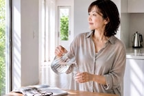 歯磨きだけでは足りない？40代・50代が見直したい“口臭ケア”のポイント