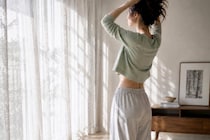 パンツのウエストがラクになるかも？寝たままでできる“ガス抜きポーズ”習慣