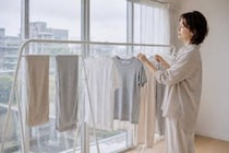 部屋干し臭が消えない…。梅雨の時期の洗濯で見直したい３つのポイント