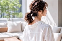シンプルなひとつ結びなのに今っぽい。周りと差がつく“まとめ髪”のコツ