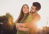 本気度100％でしょう。男が本命女性だけにする「無意識のスキンシップ」