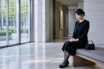 突然の訃報に慌てない。大人が身につけておきたい、お葬式の服装マナー