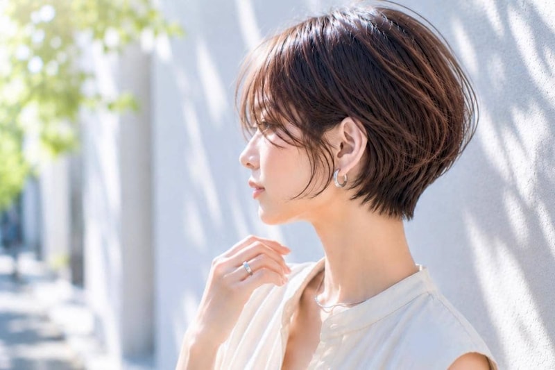 ショートヘアがおしゃれに見えない…。2026夏に差がつく“横顔シルエット”の作り方
