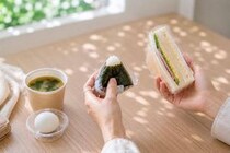 ダイエット中、コンビニならおにぎり？サンドイッチ？“選び方”のポイント