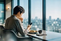 「これ見て」が増えたら本気サイン？男性が写真を送ってくる心理
