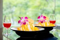 カクテルのピニャコラーダをイメージ。一流ホテルのバーテンダーが作る「かき氷」【新宿・京王プラザホテル】