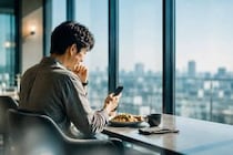 「これ見て」が増えたら本気サイン？男性が写真を送ってくる心理