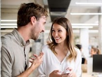 どんな反応が正解？男性の「モテるでしょ？」に込められた“本音”