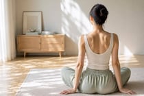 「最近疲れが抜けない…」と感じているなら。寝る前に“背中を伸ばす”簡単習慣