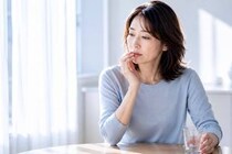 「最近、口の中がすぐ乾く…」40代以降に増える”ドライマウス”、その正体とは