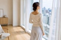 背中がなんだか厚く見える…。40代からの後ろ姿に差がつく“姿勢リセット習慣”