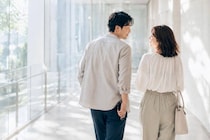 「なぜ先に私の都合を聞くの？」男性があなたを“優先し始めた”ときに見せる行動