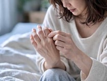 指がこわばる…。関節が痛むことも？40代以降に起こりやすい“関節”の変化