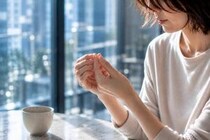 「爪が欠けることが多い」「二枚爪が増えた」40代から知っておきたい体のサイン