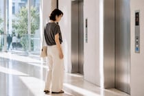 「気づくと猫背になっている…」40代からの姿勢の変化、その理由とは