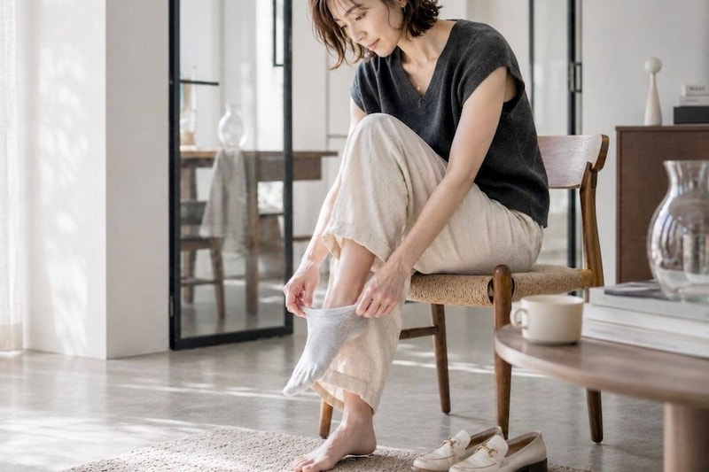 「最近、靴下を履くのが大変になった…」40代以降に訪れる、体からの小さなサイン