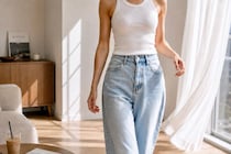 【最近、気づくとお腹がぽっこりしている…】椅子に座って30秒。姿勢から整う簡単エクササイズ