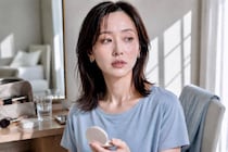 おしゃれのつもりが“おば見え”。2026夏、時代遅れに見られやすい「ツヤ肌メイク」の共通点