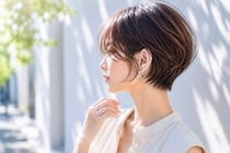 ショートヘアがおしゃれに見えない…。2026夏に差がつく“横顔シルエット”の作り方