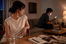 「気づけば夫のスマホを目で追っている…」不倫された妻が“変わってしまう”理由