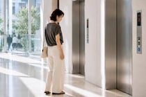 「気づくと猫背になっている…」40代からの姿勢の変化、その理由とは