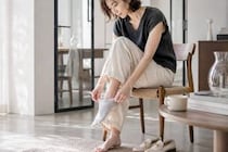 「最近、靴下を履くのが大変になった…」40代以降に訪れる、体からの小さなサイン