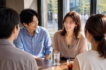 「周りに紹介したい」と思わせる女性へ。男性が本気で惚れる“人前での振る舞い”