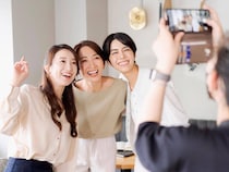 「まるで別人のように老けて見える…」を脱却！スマホ写真で“若見えする”撮られ方のコツ
