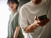 浮気されている可能性アリ。男性に見られる「不自然な行動変化」