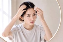 汗で前髪ぺたんこ、肌はテカテカ…。UV対策もメイク直しも叶う「夏の優秀パウダー」３選