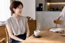 「お茶を出されたらすぐ飲んでいい？」今さら聞けない訪問先でのマナー