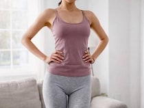 【40代以降】お腹がぼやける原因は“骨盤の使い方”。１日30秒で整う簡単ポーズ