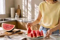 スイカは丸ごと冷蔵？切ってから冷蔵？夏に知っておきたい保存の基本