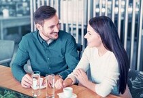 恋愛体質じゃないのが理想。男性が「交際したい」と感じる女性の特徴