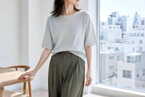 涼しい服を着ると、どこか野暮ったい…。40代から見直したい“夏の涼感素材”の着こなし