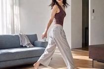 【立ち上がると脚の付け根がつっぱる…】仰向け30秒。股関節を動かす初心者向けピラティス習慣