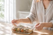 食品へのラップは熱いうち？冷めてから？意外と知らない保存の正解