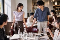 「ここに座りなよ」男性は本命相手を“人前でも”自然に気づかう